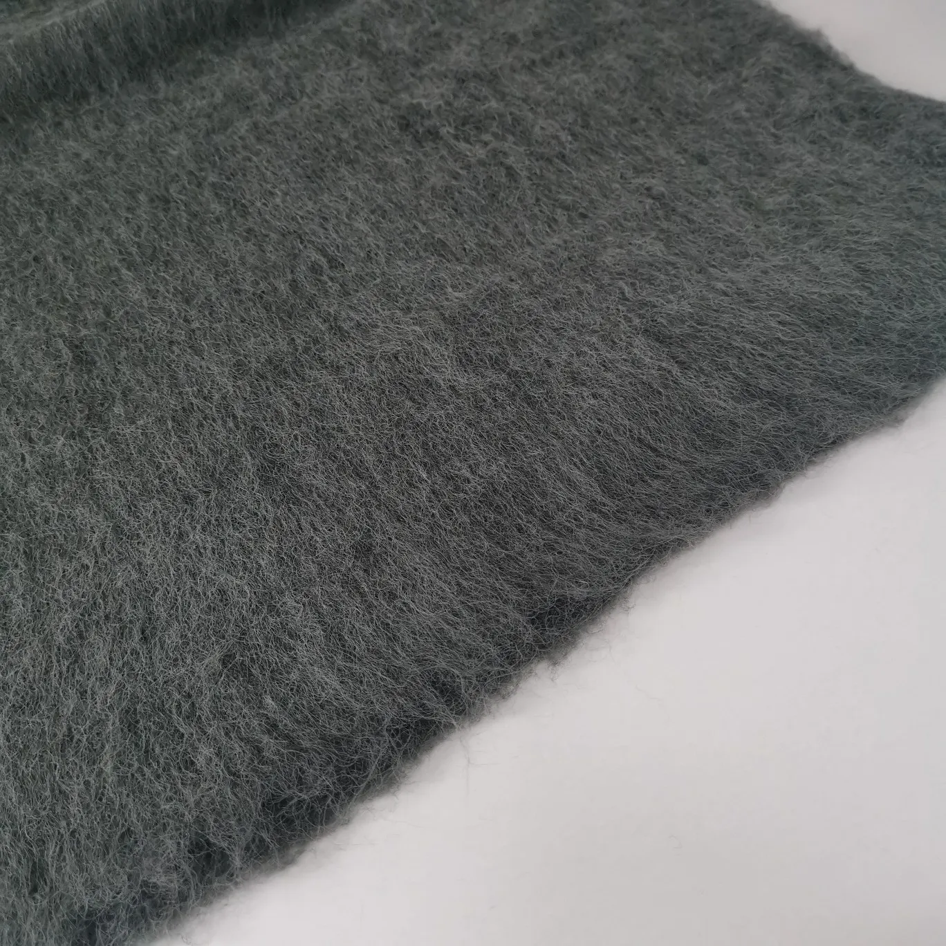 The top tested version OFFWHITE (OW) Gradient Mohair Striped Arrow Sweater Hoodie Gradient Rendering Arrow Couple Knitted Sweater Mohair sweater OW will be released every year🛒 The same style and ever-changing colors, really no girl does not love it, it is super suitable for wearing under a down jacket in winter, and will not be bloated! If the lower body is missing, their favorite os version🙋🏻‍♀️ intuitively adds natural softness and fairy beauty effect, which is the best choice! The upper body is lightweight and does not weigh down the body while keeping warm. The sleeves and the gradient arrow parts on the back are repeatedly patterned until the gradient level is satisfied before large-scale products are released. The craftsmanship is extremely demanding. Each sweater is woolen at least ten times to give it a plush, thick feel and good fluffiness! ✅ Fabric composition: 50% mohair 32 spandex 18% wool, three-level anti-pilling Color: gray-white gradient Size: XS/S (positive European size, size is too large) ⚠️Sweater cleaning method: Mohair is not the same as ordinary short-sleeved sweaters, and it is also different from other thick-line sweaters! Mohair is lighter and softer, so be careful not to machine wash it, not machine washable! ! emphasize! !  ⚠️Hand wash with warm water and cold water P:440